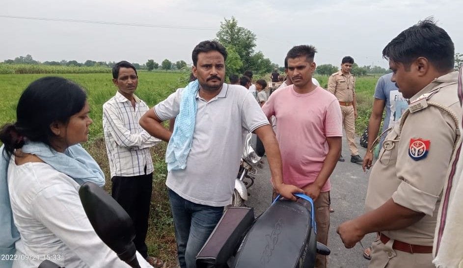 Hathras: Scooty riding teacher was robbed by miscreants on the strength of a gun