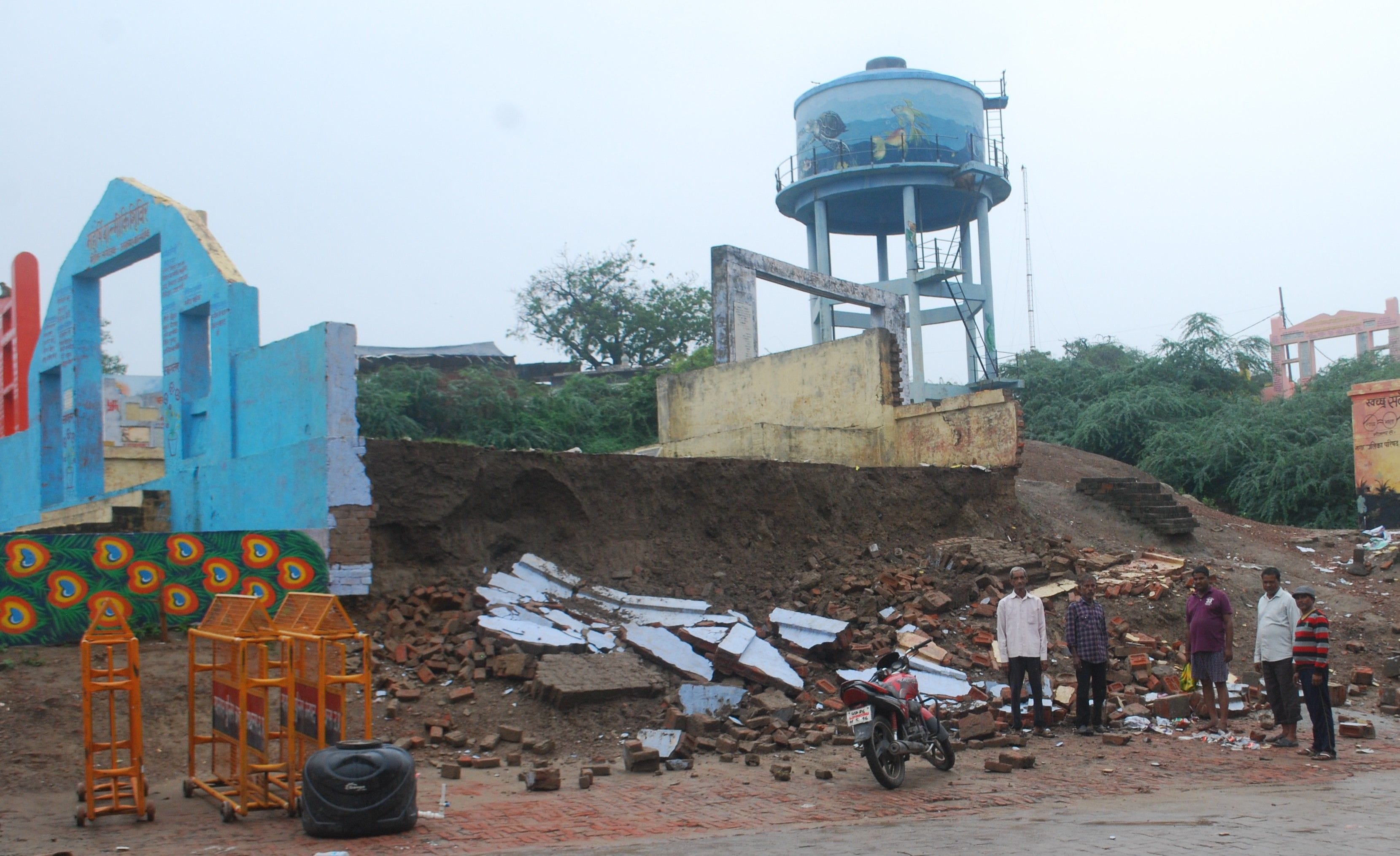 Hathras: The wall of the camp collapsed in the fair complex, the tree fell near Dayanatpur