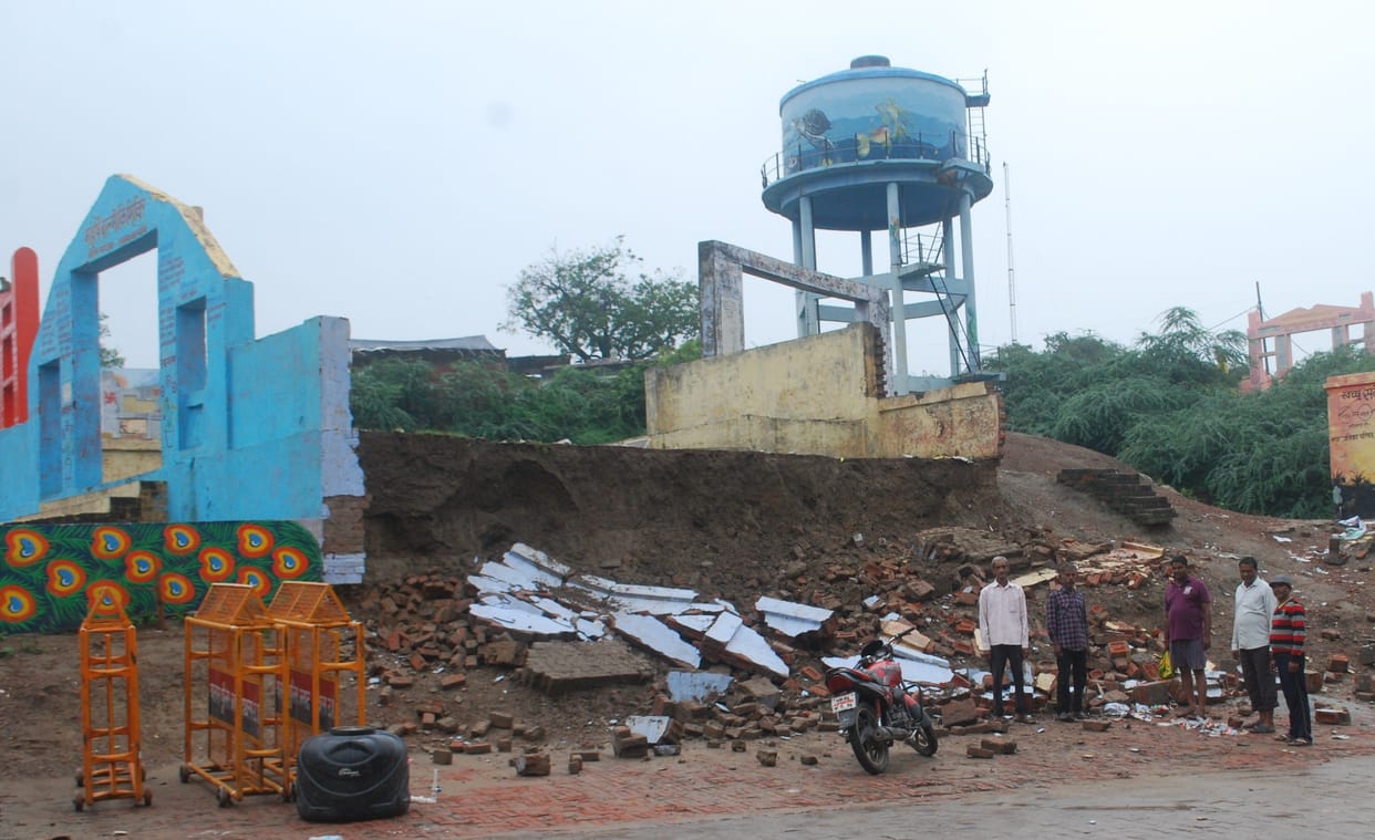 Hathras: The wall of the camp collapsed in the fair complex, the tree fell near Dayanatpur
