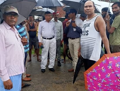 हाथरस : नगला अलगर्जी में गंदे नाले की पटरी कटने के बाद मौके पर जानकारी करते एसडीएम।  संवाद