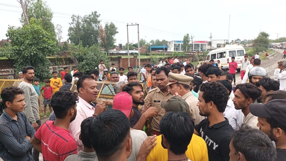 Truck collides with tempo on highway in Moradabad