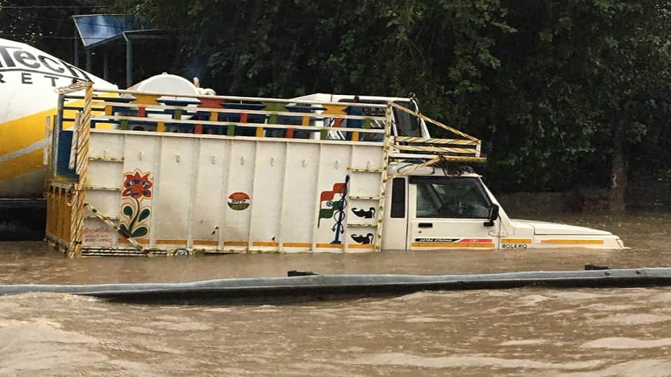 how to drive car in water logging car care tips for rainy season monsoon car stuck in water news in hindi