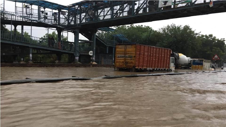 how to drive car in water logging car care tips for rainy season monsoon car stuck in water news in hindi