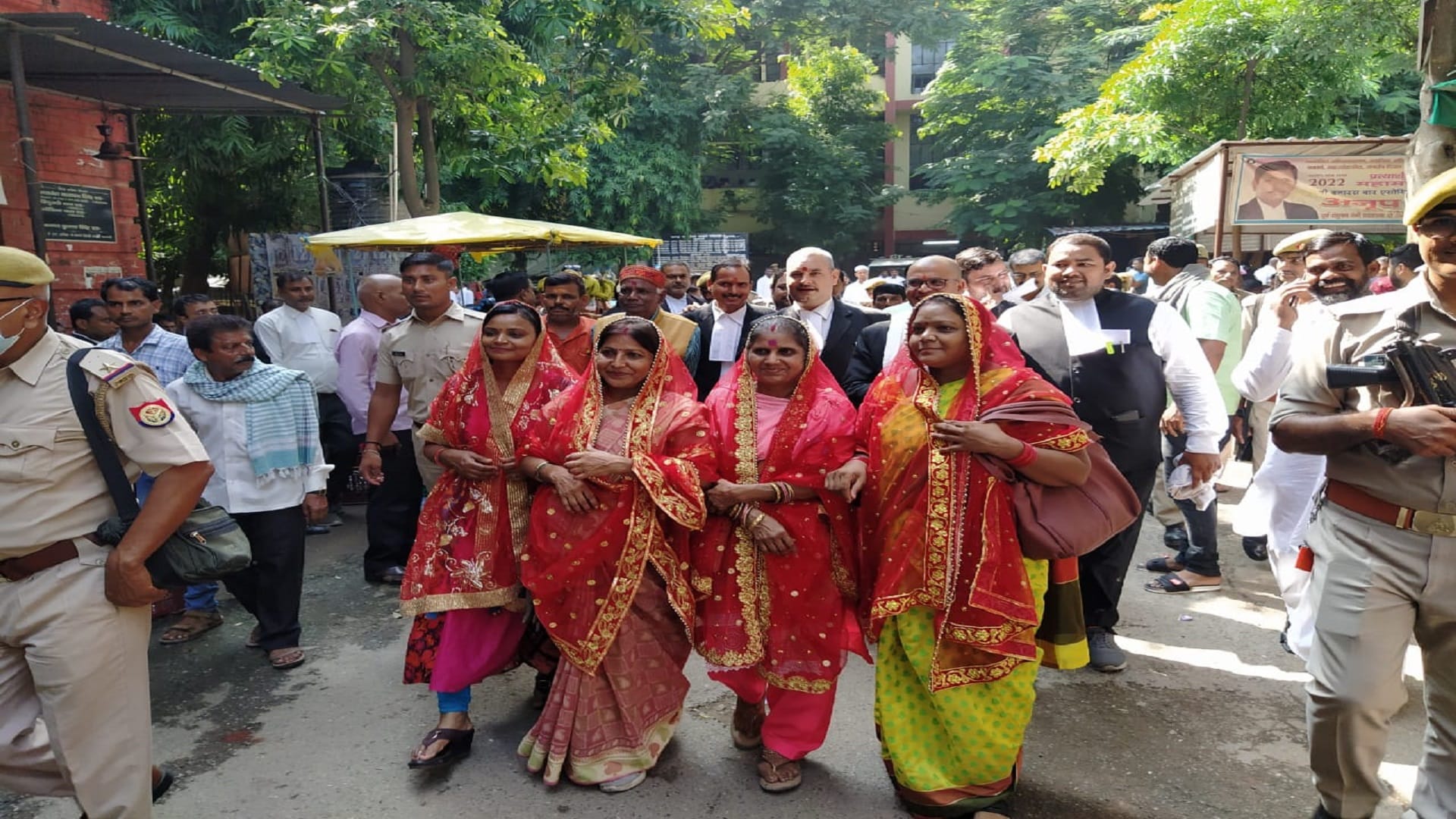 ज्ञानवापी मामले में वादी महिलाएं कोर्ट में जाती हुईं