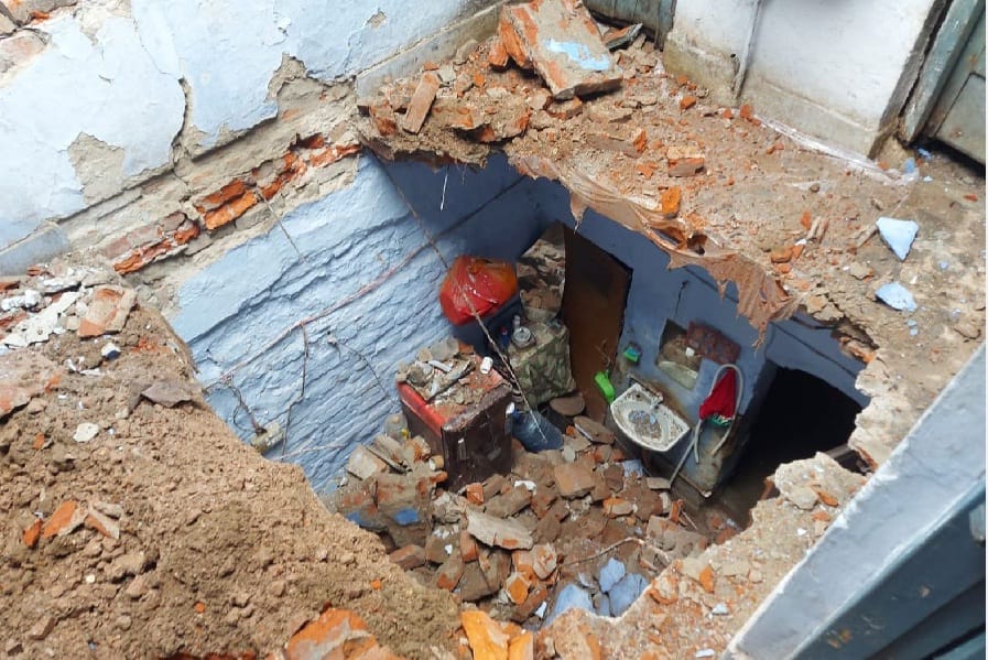Roof of municipal house collapsed in Farrukhabad, loss of 50 thousand