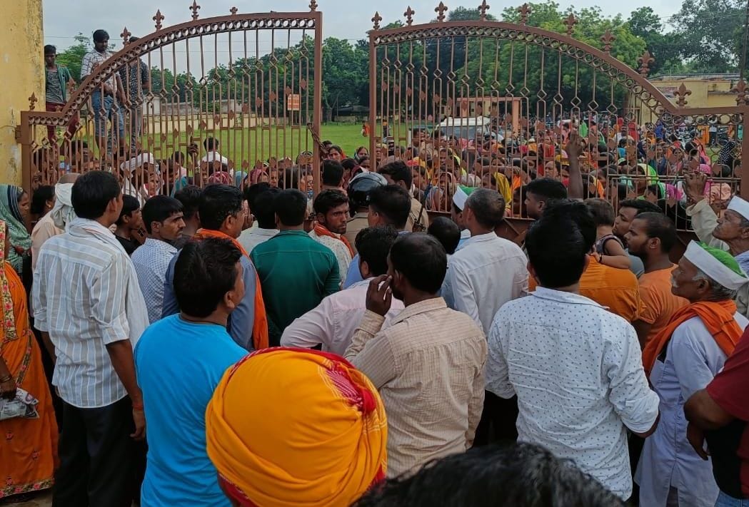 women protest in khesrha block