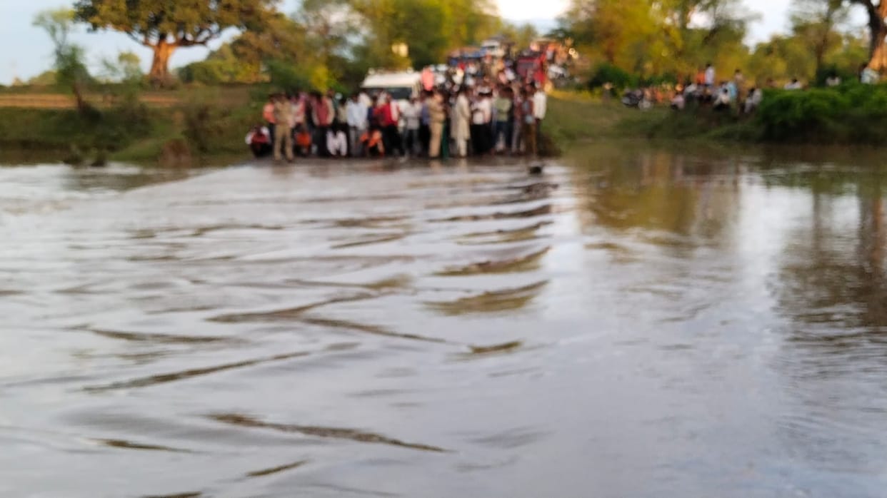 Kushiyar river in spate traffic closed on Gaurihar-Sarwai road in Chhatarpur