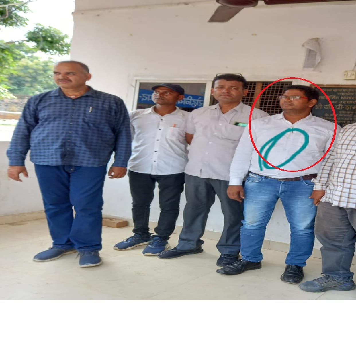 Lekhpal caught taking bribe Anti corruption team arrested interrogated at Rohaniya police station