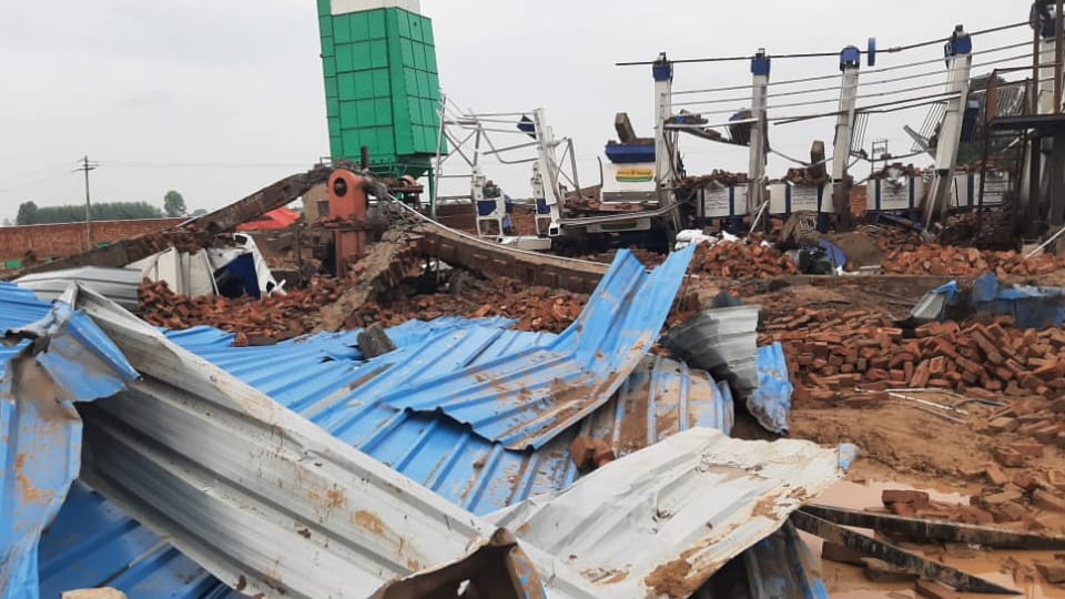 Labour died after shed and wall of rice mill fell in Rain