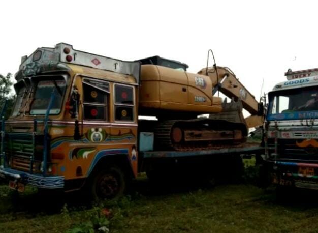 Poklen machine and dumper seized for illegal mining in Sehore