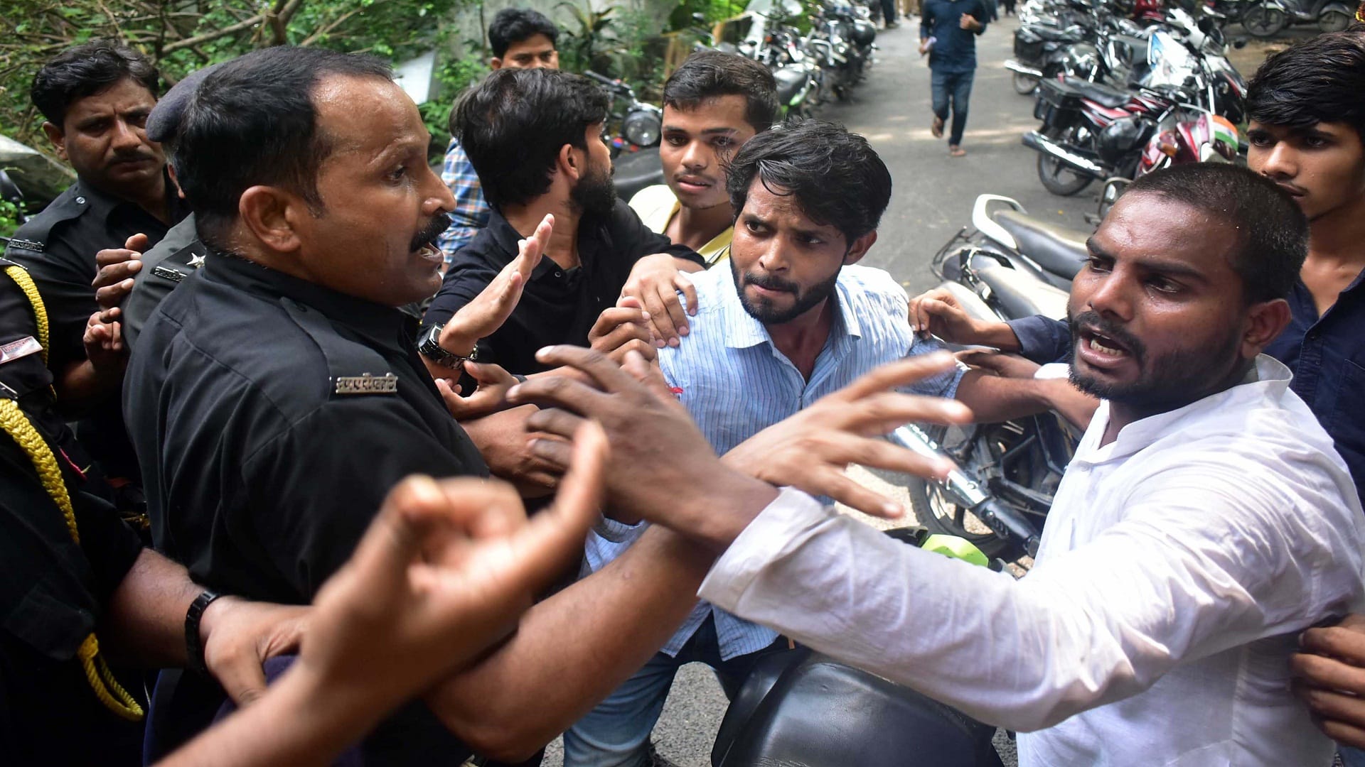 Allahabad University Students' movement against fee hike continues