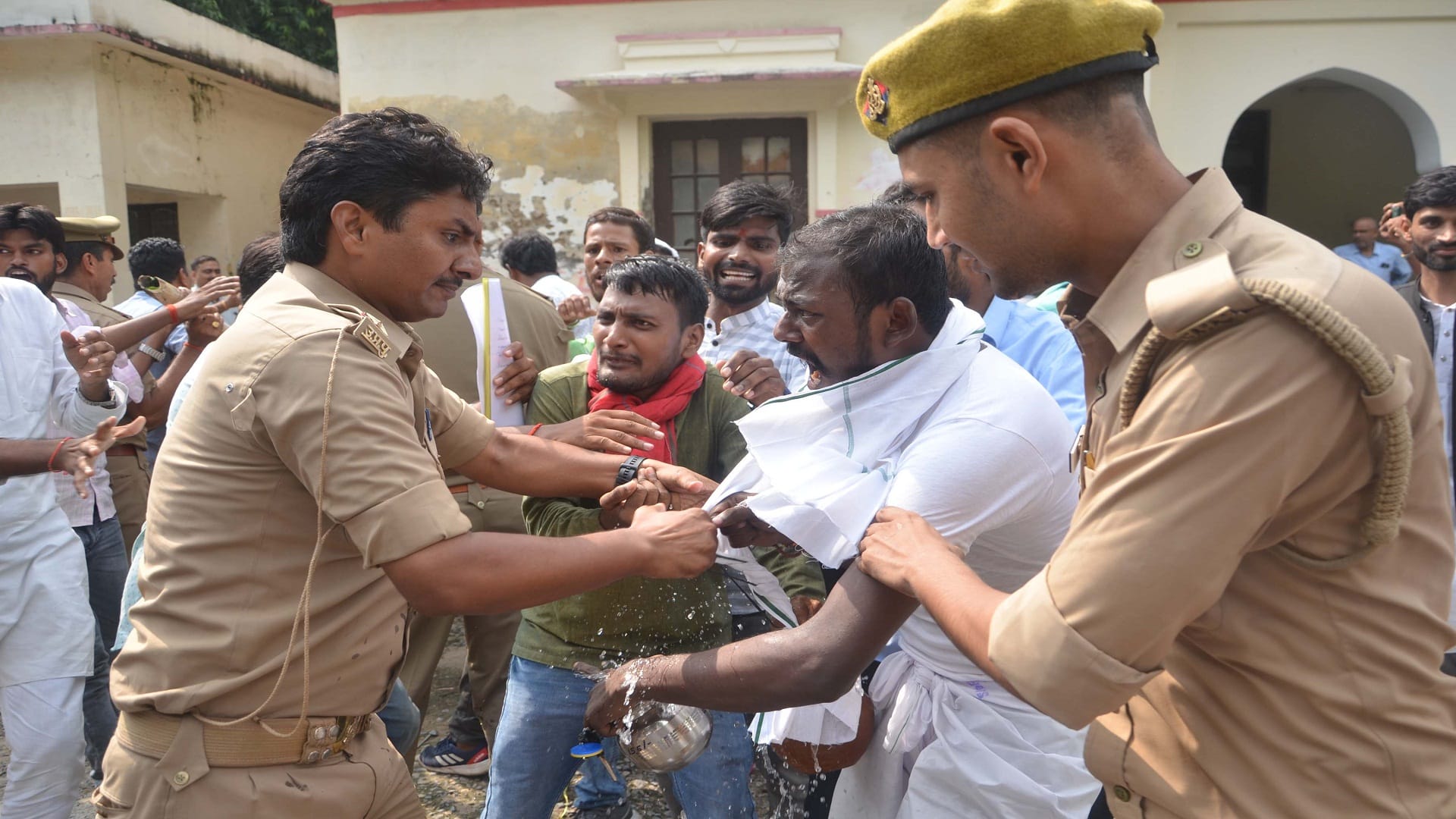 Allahabad University Students' movement against fee hike continues