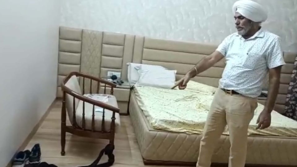Retired Air Commodore robbed in broad daylight by being held captive in the house