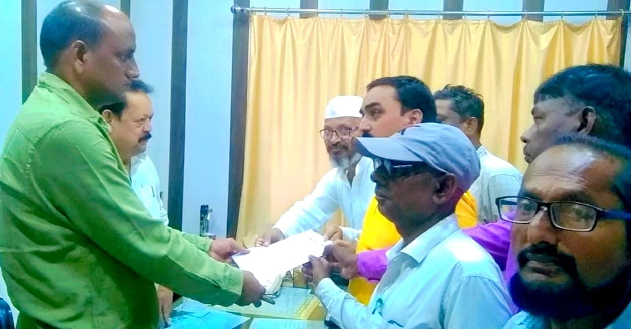 Congressmen reached the municipal office with contaminated water in bottle, said: drink it