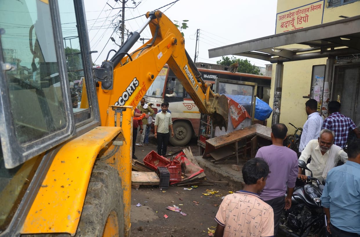 Bulldozers run in front of roadways and on waterworks, encroachment demolished