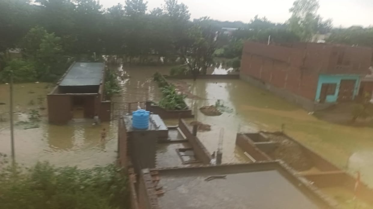 Rain in Kasganj up weather Water filled in shops and factories