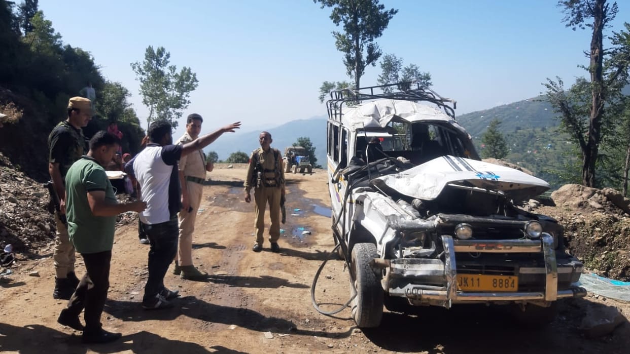 tata sumo met with accident in rajouri eight people injured