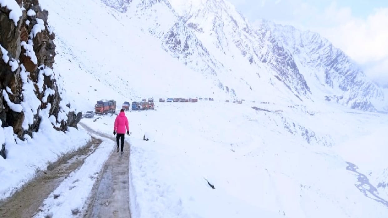 Shimla News Snowfall on the peaks of Lahaul