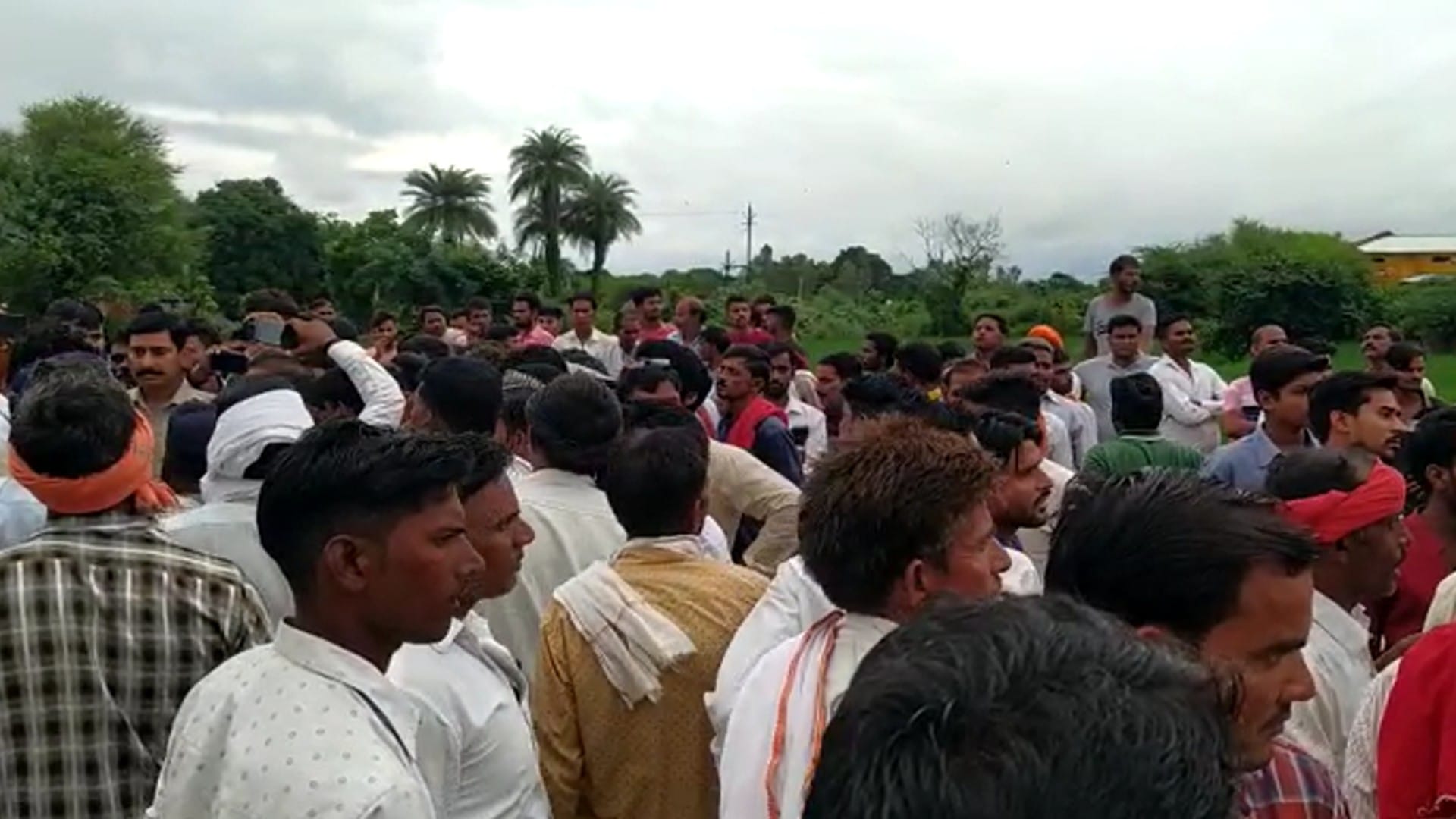 दो गुटों में खूनी संघर्ष