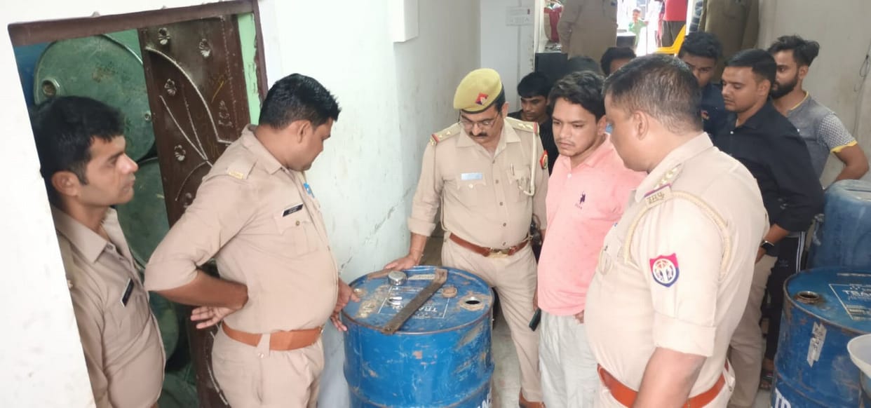 Oil theft from the shop in front of the police post