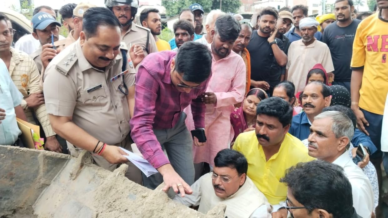 JCB roared on 22 shops made illegally in Kichha