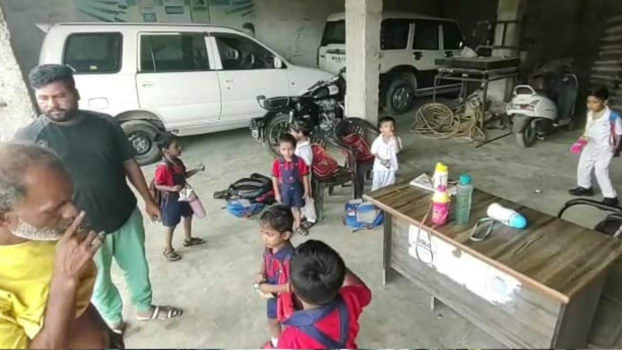 Fire in a van full of school children in Damoh, extinguished with the help of local people, all students safe