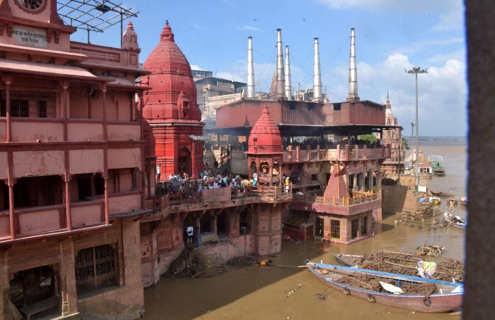 Ganga water level rise continues in varanasi Crisis over cremation at Manikarnika Ghat