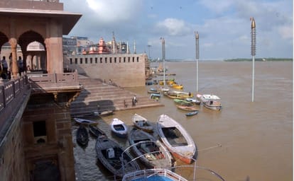 Ganga water level rise continues in varanasi Crisis over cremation at Manikarnika Ghat