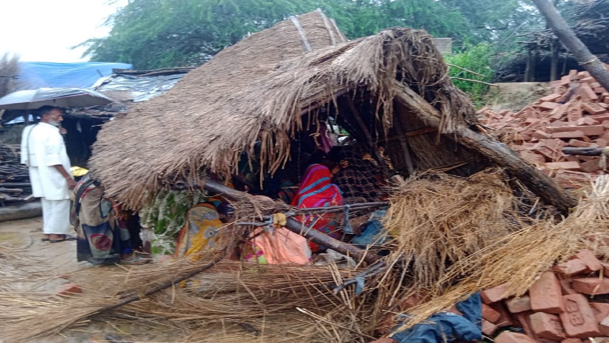 Rain in UP Wall collapsed Many places in Etawah many including four brothers and sisters died in accidents
