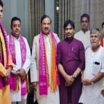 त्रिपुरा भाजपा के प्रभारी महेश शर्मा के साथ अन्य नेता।