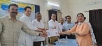 जिला अस्पताल में आयुष्मान भारत योजना की वर्षगांठ पर हुए  कार्यक्रम में लाभार्थी को आयुष्मान कार?