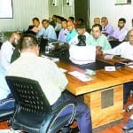 बैंठक में चर्चा करते अधिकारी और उद्यमी