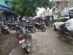 शहर के सर्कुलर रोड पर बैंक के बाहर बीच रास्ते में खड़े दो पहिए वाहन ।