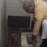 टॉयलेट साफ करते सांसद
