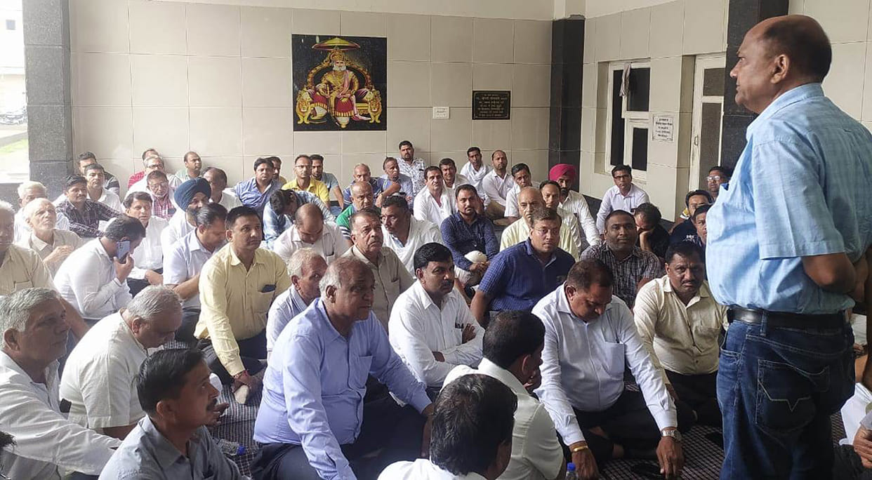 Arhtiyas strike continues, gradual fast from today