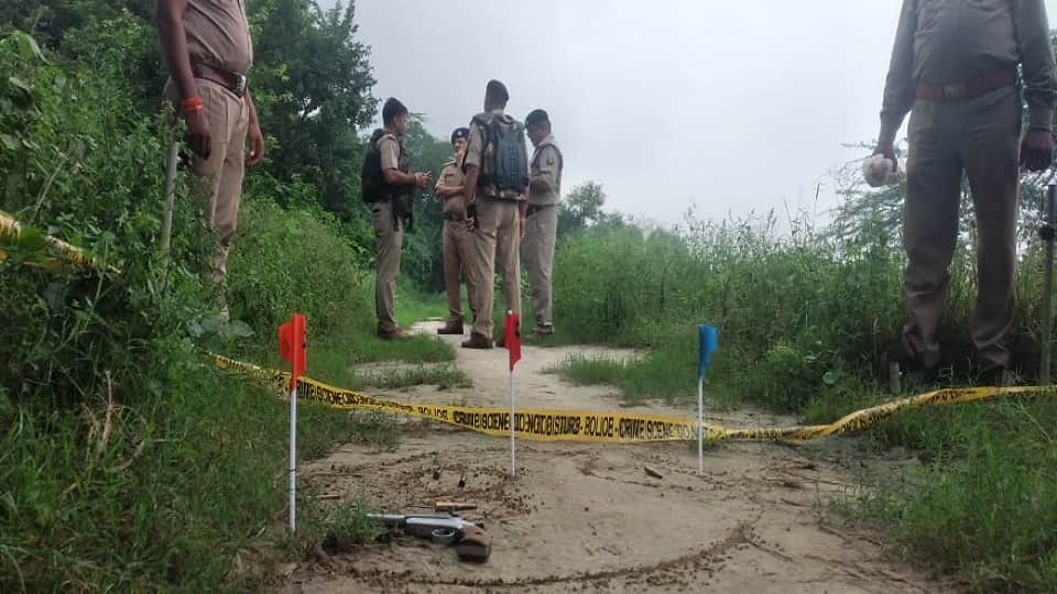 mainpuri police arrested Diwan in encounter committed robbery and three murders in Noida