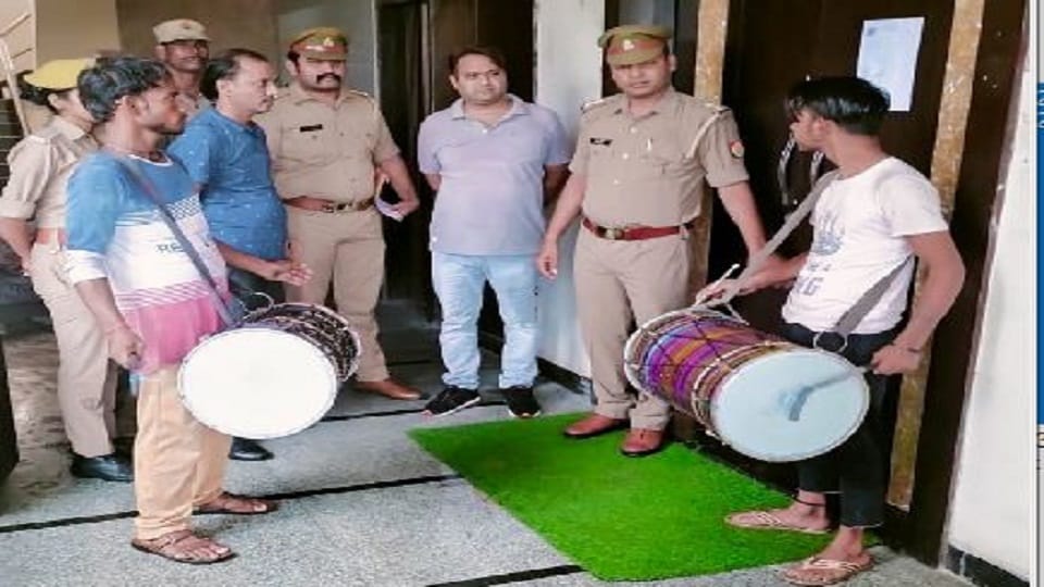 Munadi before attachment to builder police put notice on the house in agra