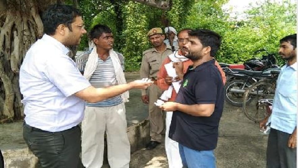 DVVNL MD Amit Kishor went door-to-door and appealed to the defaulters to deposit Electricity bills