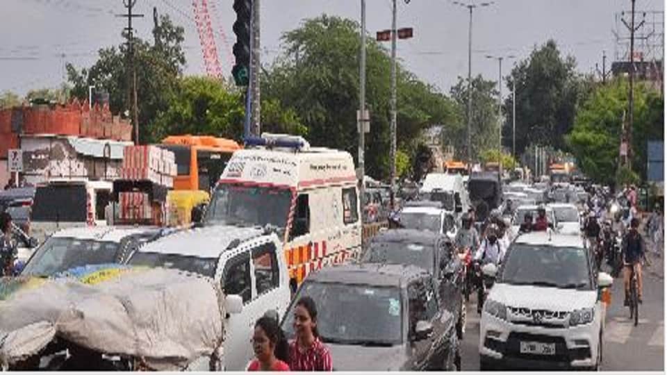 Massive Traffic Jam On MG Road due to Bed Exam in agra