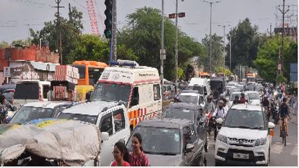 Massive Traffic Jam On MG Road due to Bed Exam in agra