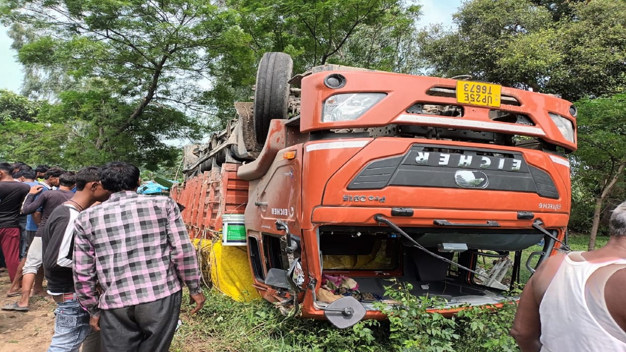 Two people died due to overturning of DCM in Shahjahanpur