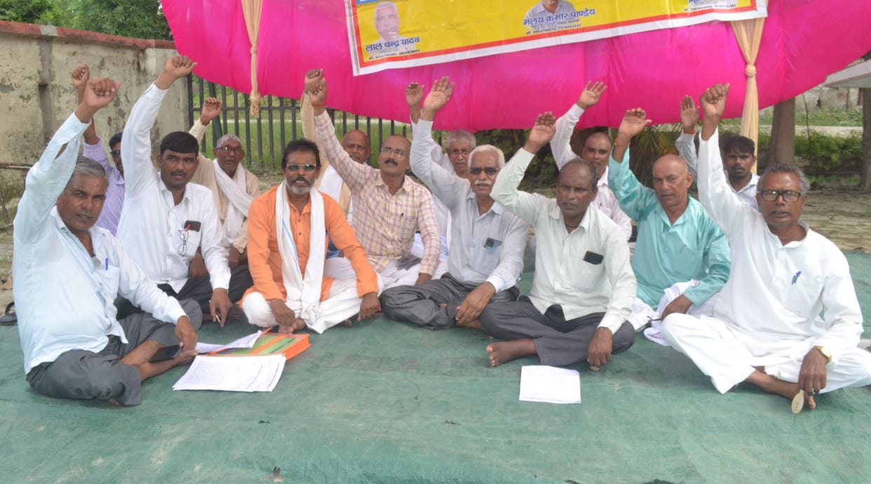 teachers protest in dios office