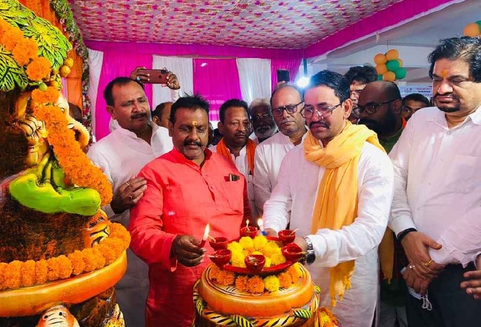 Vocal For Local Heroine of Bhojpuri films will wear Mubarakpur saree Azamgarh MP Nirhua promised
