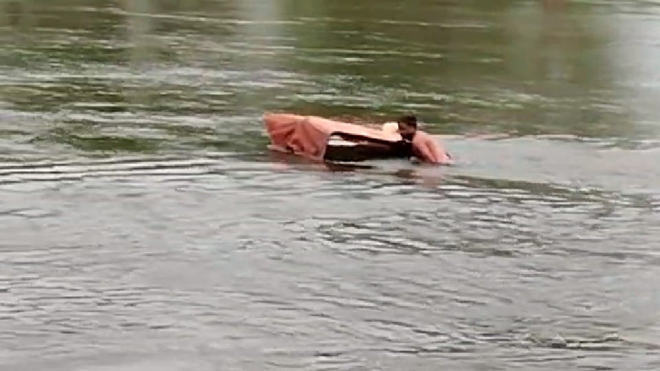 Damoh: Tractor and Thresher submerged in the floods of the bebas river