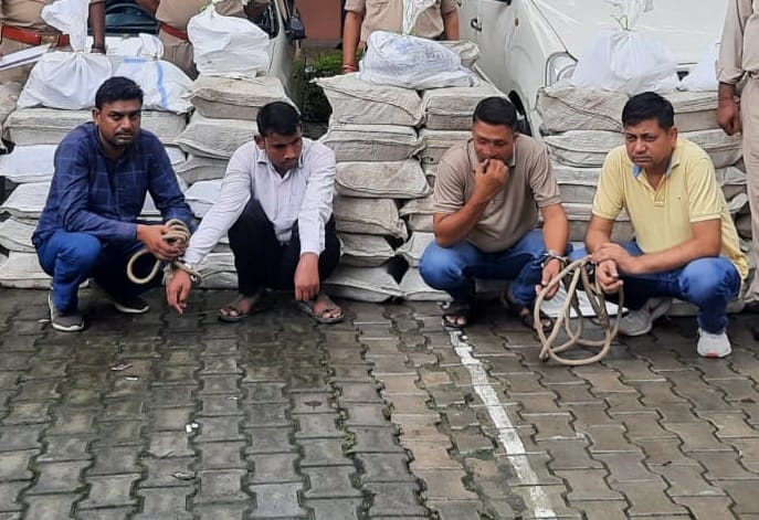Four smugglers caught in two cars with 75 boxes of liquor
