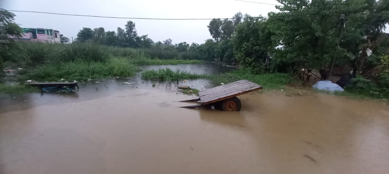 Disaster caused by rain, water filled the roads and houses