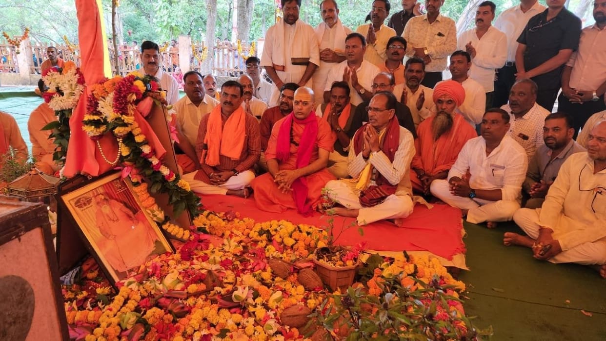 CM arrived to pay tribute to Brahmalin Shankaracharya Swami Swaroopanand read more in hindi