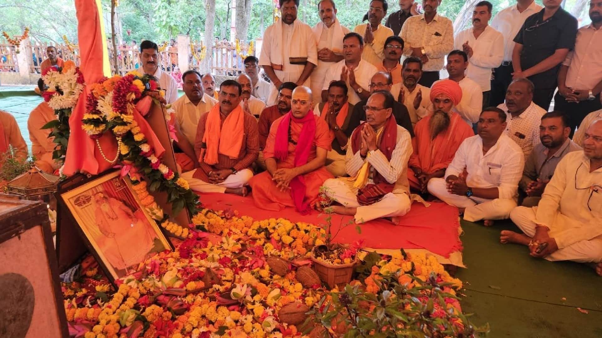 ब्रह्मलीन शंकराचार्य स्वामी स्वरूपानंद को श्रद्धांजलि देते सीएम,