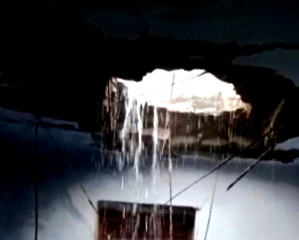 The roof of the school fell due to rain