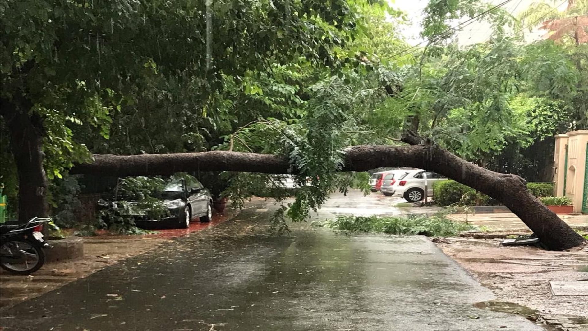 Water logging on roads due to rain in Delhi-NCR